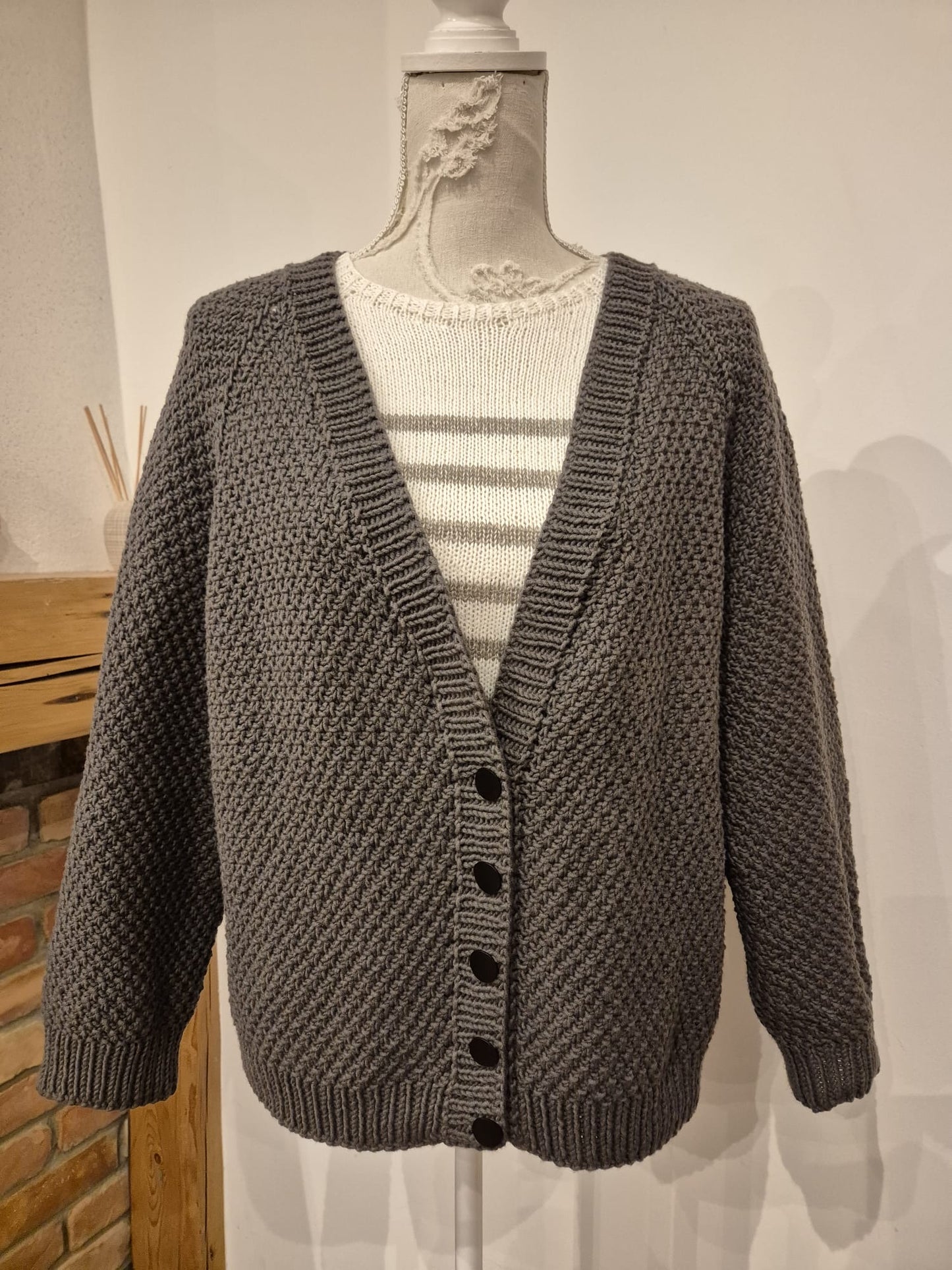 Jaka "Pērle" V veida kakla izgriezums , Latviešu valodā