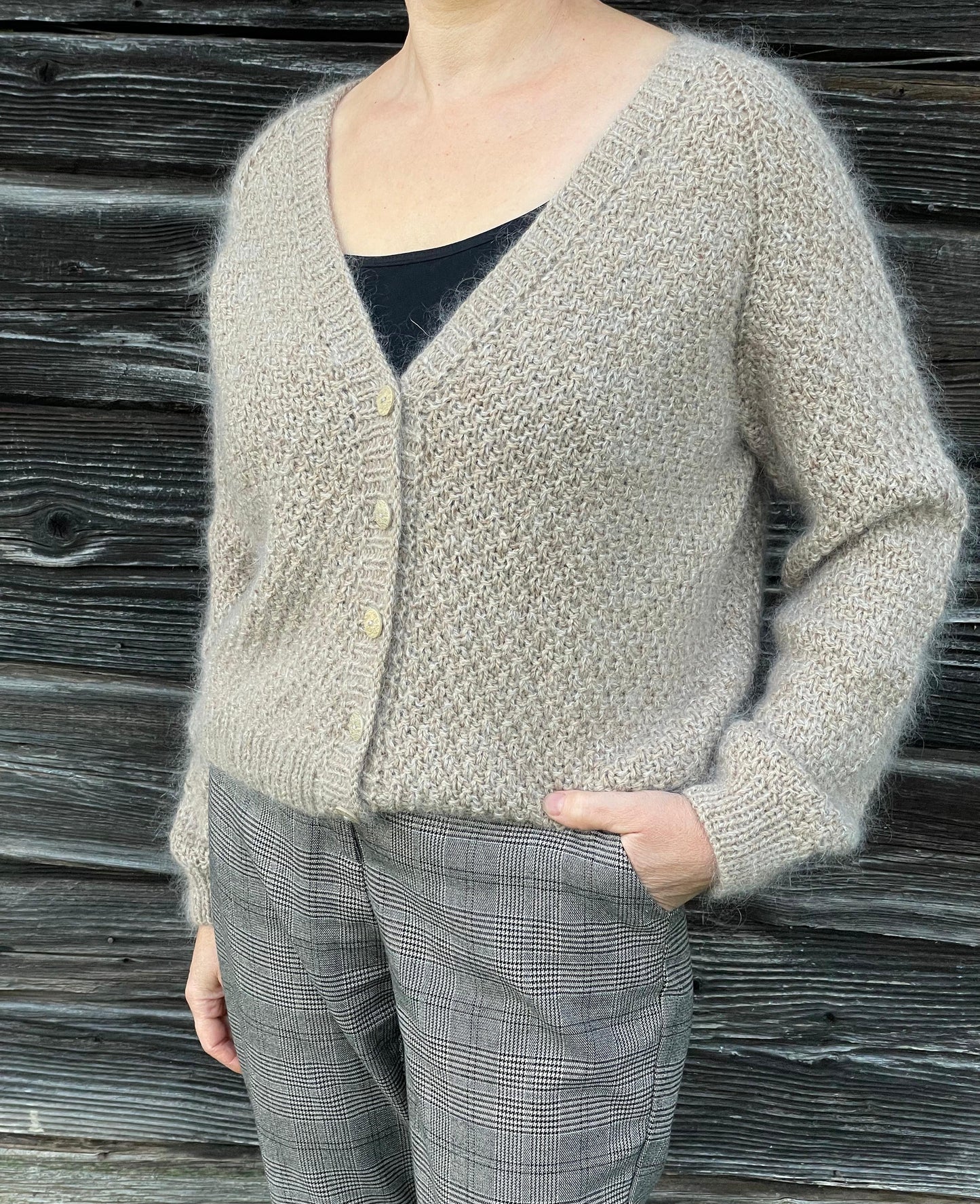 Jaka "Pērle" V veida kakla izgriezums , Latviešu valodā