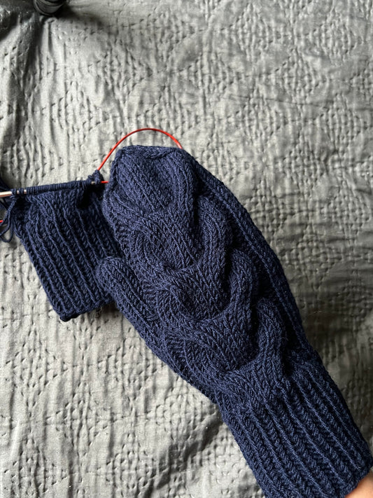 Cepure ar pīnēm un dūraiņi "Lede"  Latviešu valodā