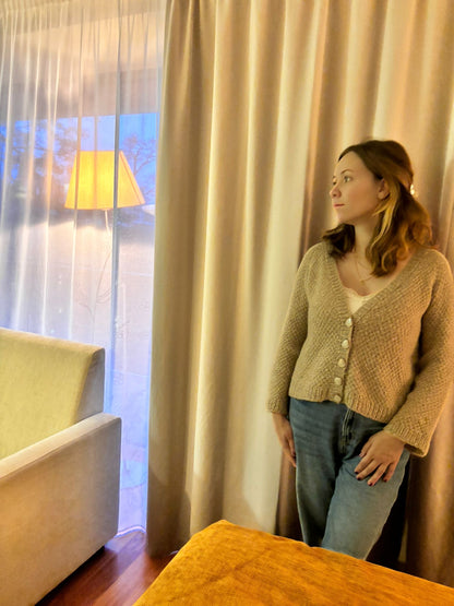 Jaka "Pērle" V veida kakla izgriezums , Latviešu valodā