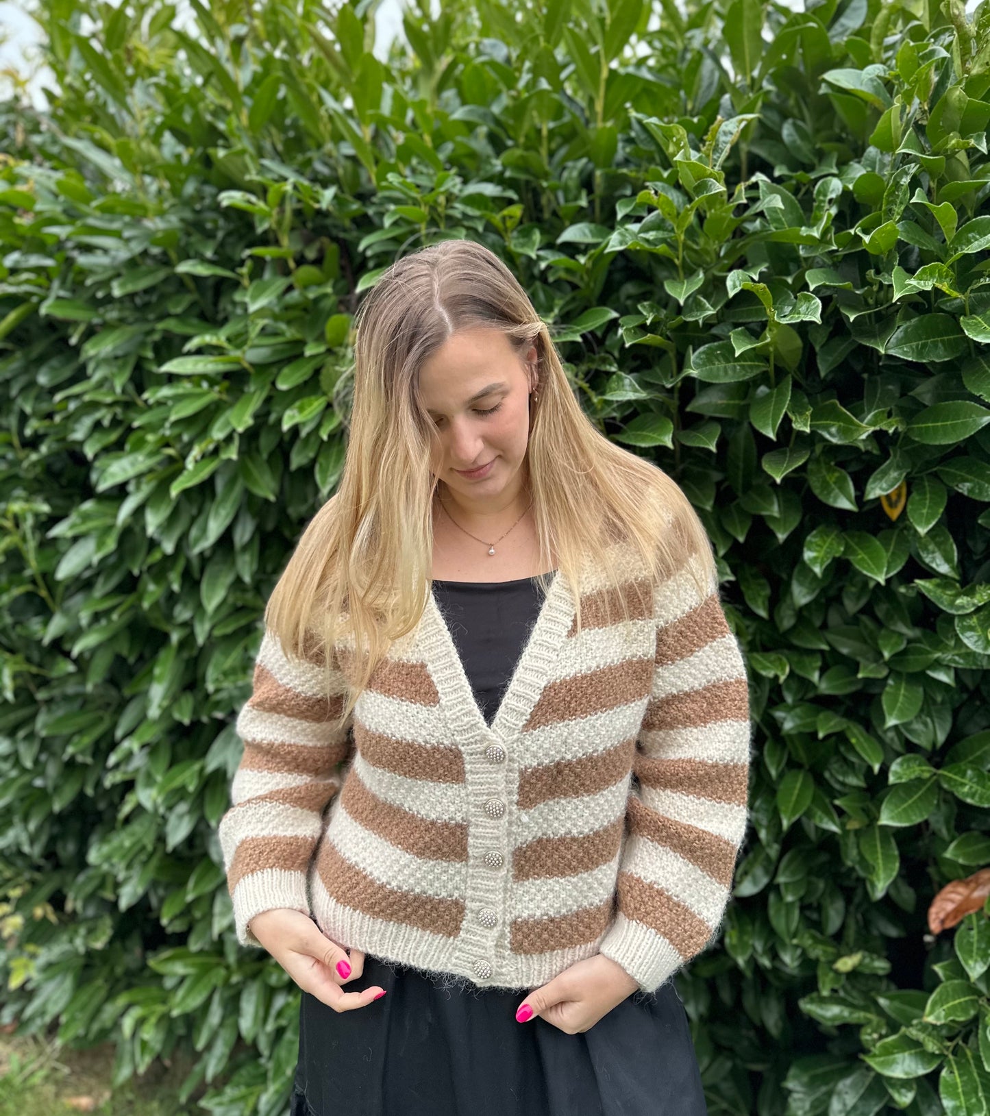 Jaka "Pērle" V veida kakla izgriezums , Latviešu valodā